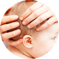 Manos sobre la cabeza de un bebé